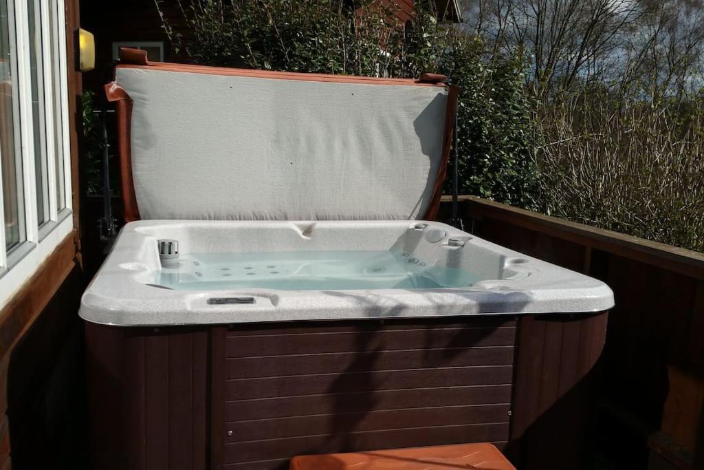 Luxury Peak District Lodge, Hot Tub, Log Burner, Nr Lake Rudyard 외부 사진